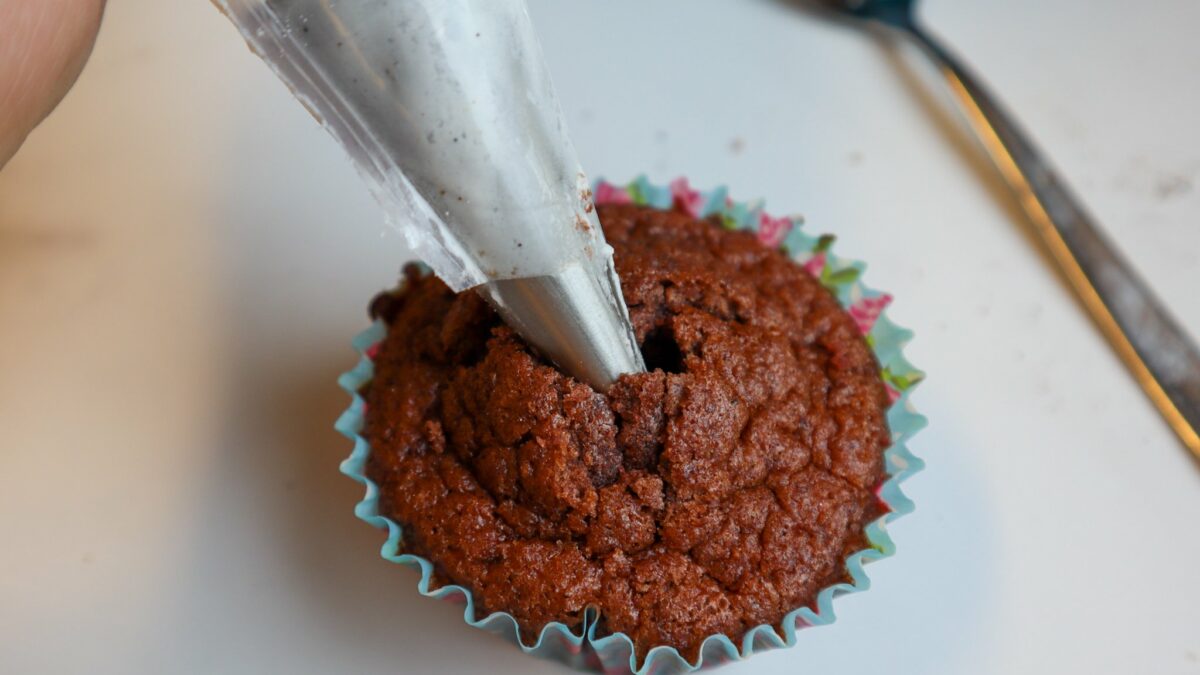 glutenfria krämfyllda chokladmuffins