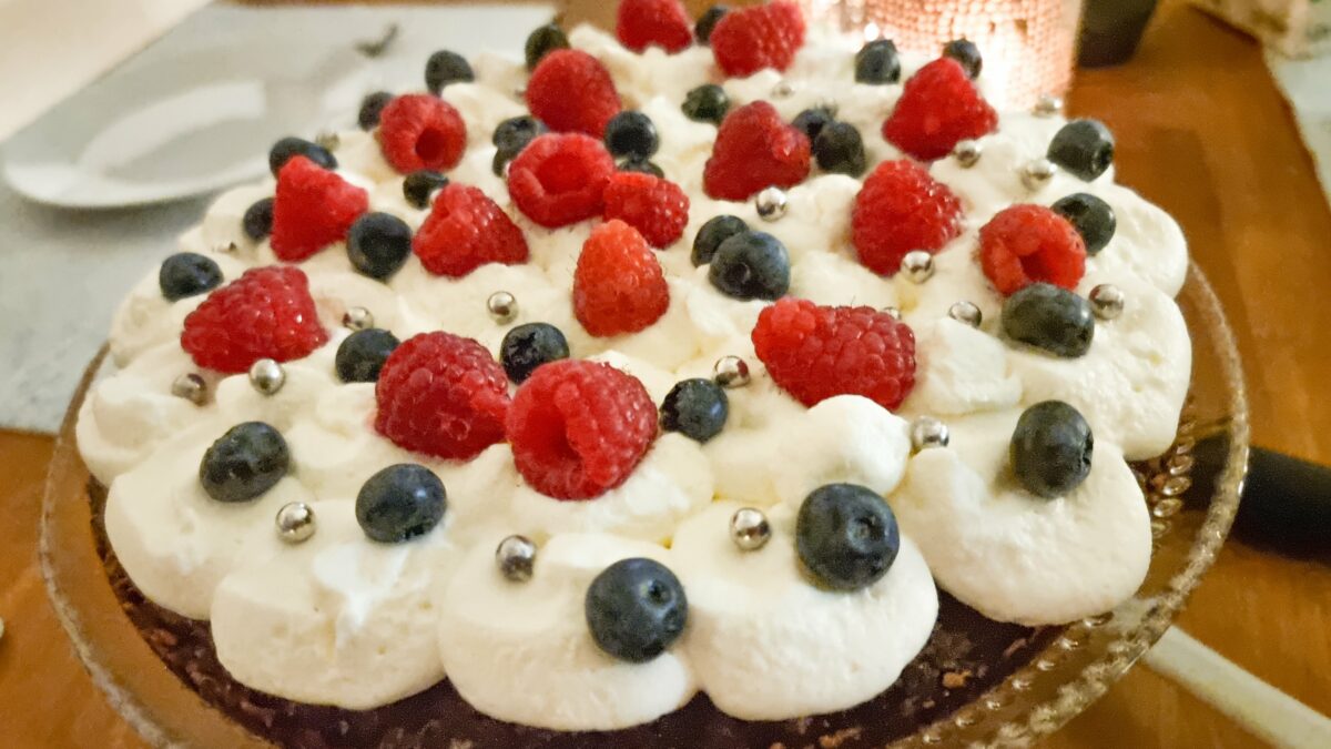 glutenfri kladdkaka med vit chokladgrädde