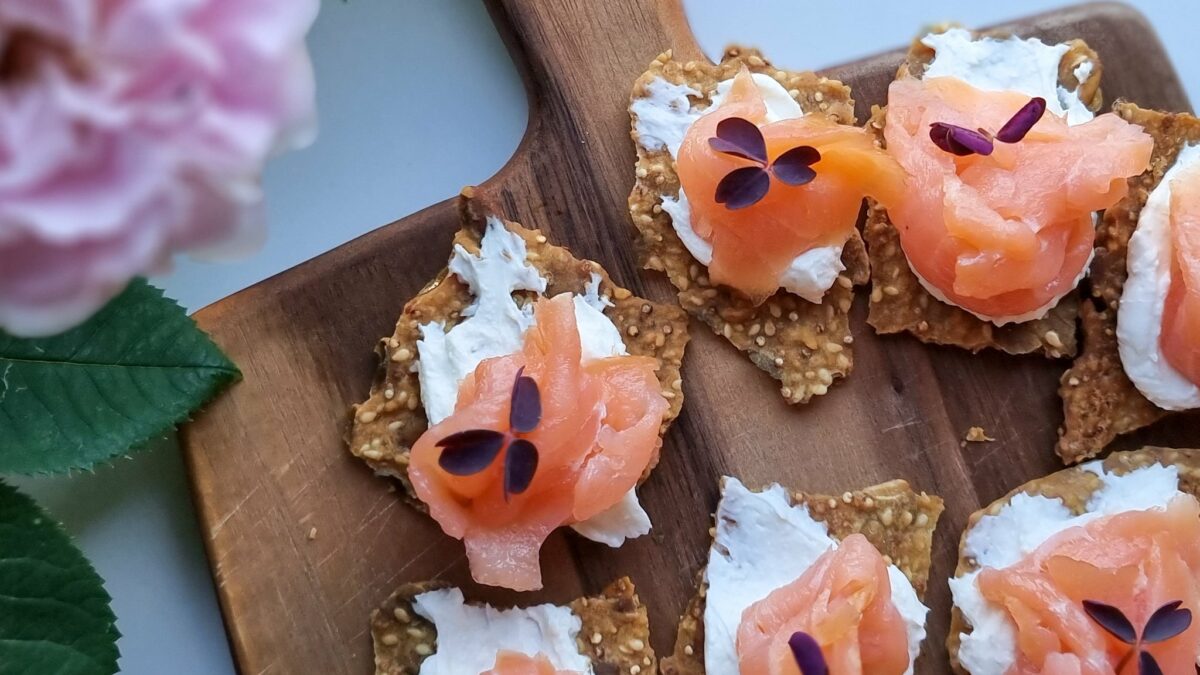 Laxssnittar på glutenfritt fröknäcke med qinoa