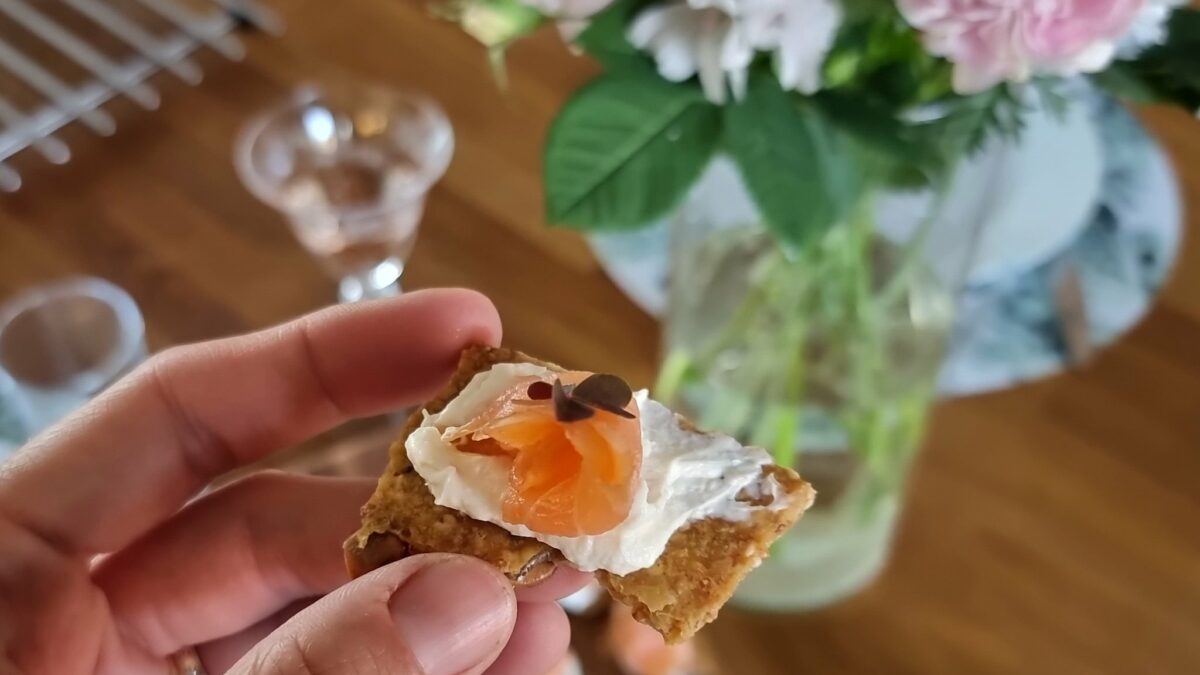 Laxssnittar på glutenfritt fröknäcke med qinoa