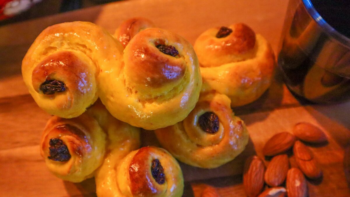 Saftiga glutenfria lussebullar kalljästa