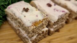 Glutenfria pepparkaksrutor med lingonfrosting