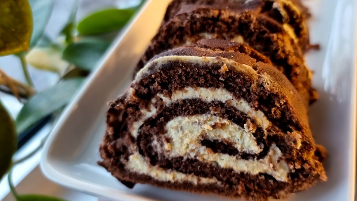 Glutenfri chokladrulltårta med vaniljkräm