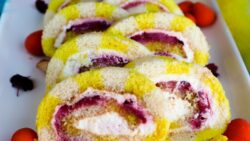 Glutenfri randig rulltårta med jorsgubbar, citron och mascarpone till påsk