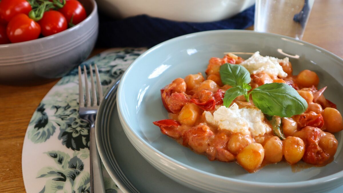 Glutenfri gnocchi i krämig tomatsås med burrata