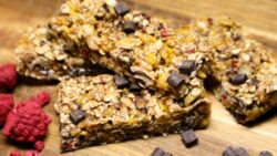 Glutenfria müslibars med hallon