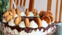 Cookie ice cream cake with chocolate fuge topping