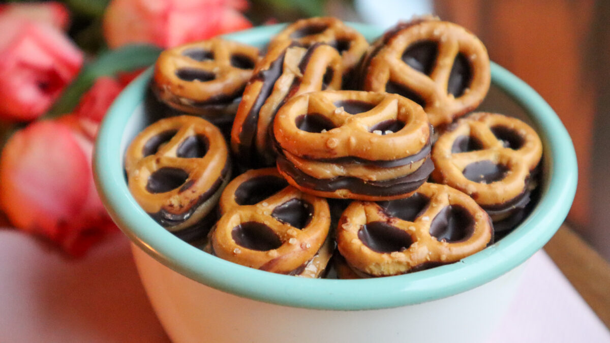 chokladdoppade kringlor med jordnötssmör chocolate pretzels with peanut butter